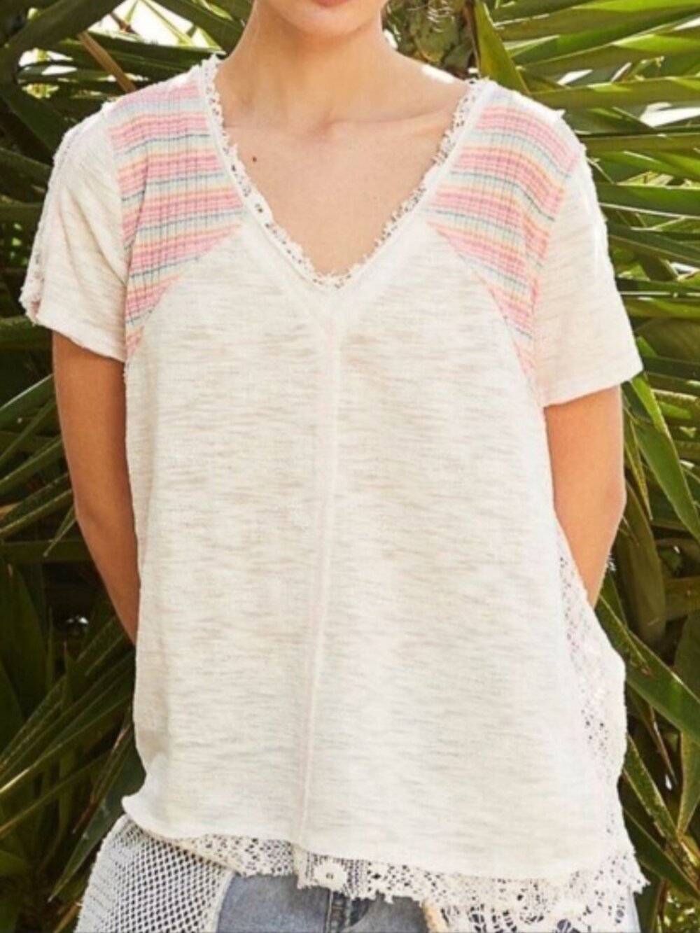 POL White Lace‑Trim V‑Neck Patchwork Tee – Pastel Shoulder Panels, Medium NWOT